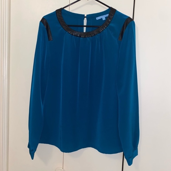 ANTONIO MELANI Tops - ▪️Antonio Melani Leather Trim Accent Top▪️